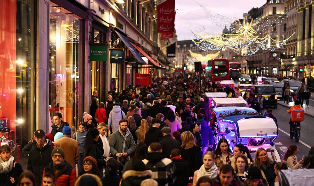 Shoppers set to spend over £3 billion in pre-Christmas weekend dash | City & Business | Finance